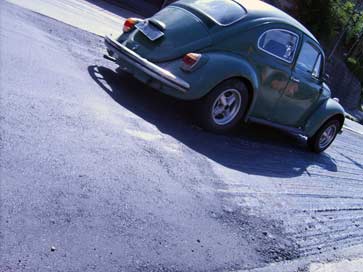 carros passando no asfalto da união industria sendo reformado em petropolis carros passam em asfalto com deformidades durante a reforma do asfalto da união industria, em petropolis