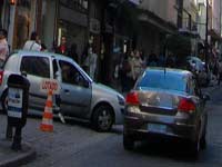 carro no centro de petropolis, passando pela rua 16 de março, onde existem alguns estacionamentos, para comodidade das pessoas quem vão ao centro de petropolis de carro, e podem estacionar, e fazer compras na lojas da rua do Imperador, que está perto de varios pontos turisticos, como o museu, ou o palacio de cristal, ou a catedral de petropolis, ou o 14 bis, que fica perto da casa do santos dumont na rua do encanto, perto da rua monsenhor bacelar que é uma subida onde tem radares para multar os carros que avançam acima do limite de velocidade, que é 50km/h carros no centro de petropolis