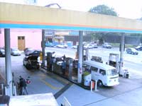 carros chegando em petropolis, tem o posto de gasolina na entrada da rua barão do rio branco, o posto de combustivel que está no centro de petropolis perto da catedral e perto do palacio de cristal é um ponto estragégico para que motoristas abasteçam seus carros com boa gasolina, e tem uma loja de conveniencia em petropolis que funciona 24 horas por dia carros no posto na barao do rio branco em petropolis