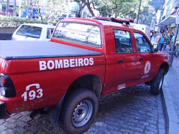 carros de bombeiros em petropolis, parado na rua do imperador, no local de carga e descarga carros bombeiros petropolis
