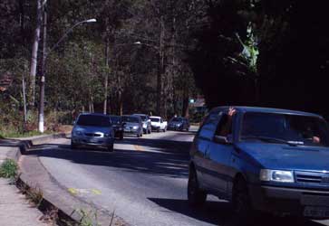 nesta foto de petropolis, alguns carros passando por uma das ruas de petropolis, chegando do centro, da cidade, de vários tipos, e marcas de carro como: fiat, ford, honda, chevrolet, peugeot. varios carros transitam pelas ruas, e passam pela porta das lojas em petropolis, que estão proximas do centro de petropolis, e onde é possivel comprar em concessionarias no centro de petropolis, ou concessionaria de carros em petropolis correas auto estilo, ou em cascatinha, ou no quitandinha, ou itaipava, onde todos os fins de semana, muitos turistas sobem a serra e desfilam seus carros modernos e lindos, e caros. O johnny Car sound está no centro de petroplis, e trabalha com som automotivo, alarmes, instalação de acessórios de carros em geral carros em petropolis