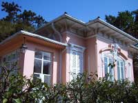 Imóveis em Petrópolis, a cidade conta com inumeras construções que datam séculos, e fazem parte da historia de petropolis, sendo que varias dessas obras de arte em forma de casas, são tombadas pelo patrimonio histórico, e recebem incentivos para que continuem com todo o explendor do seus visuais, nas suas faixadas, dando assim um grande atrativo para quem passeia pelas Ruas de Petropolis, e podem curir a beleza dessas construções históricas.