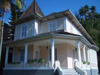 casas em petropolis, imóveis em petropolis, moradias na cidade imperial. Petropolis é um lugar com diversas áreas para se viver. É possivel morar, em apartamentos de petropolis, e também em casas, ou em sitios de petropolis, ou em chacaras. Existem diversos terrenos em Petrópolis para que a pessoa interessada passa optar para um terreno em um local de petrópolis que seja mais agradavel para cada tipo de pessoa