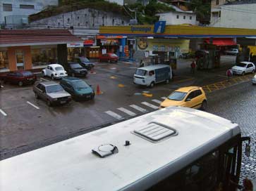 transito de carros nnibus e pedestres nas ruas de petropolis onibus motoristas e pedestres nas ruas de petropolis