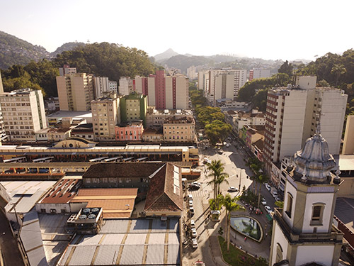 foto aérea no centro de petrópolis igreja do rosário vista aérea da torre